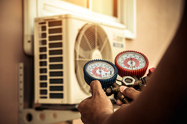 Professional Hvac technician working in Fontana, WI